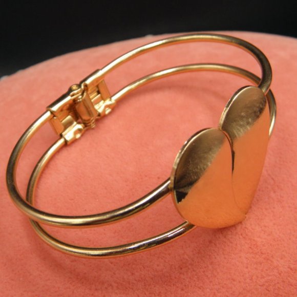 Gorgeous 18k gold plated Heart Bangle - Picture 4 of 9